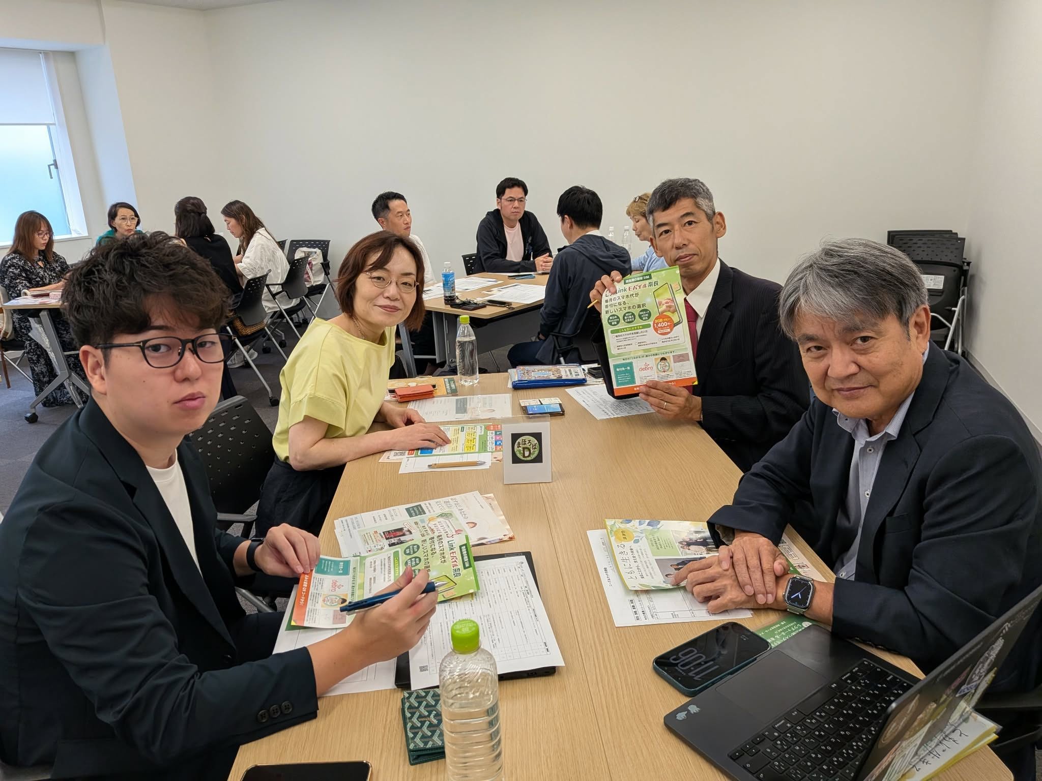 資料を囲んで話すDテーブルの参加者