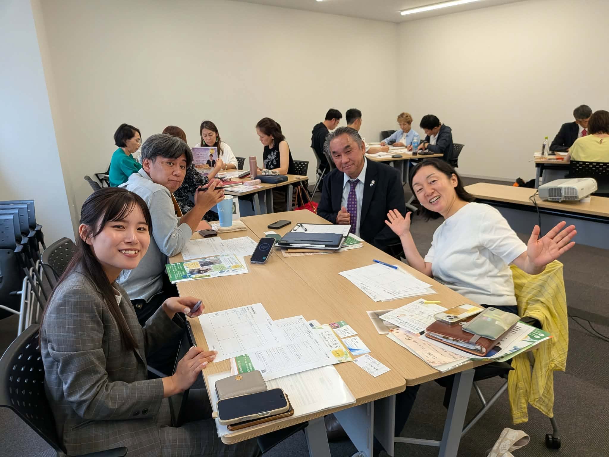 笑顔で商談するAテーブルの参加者