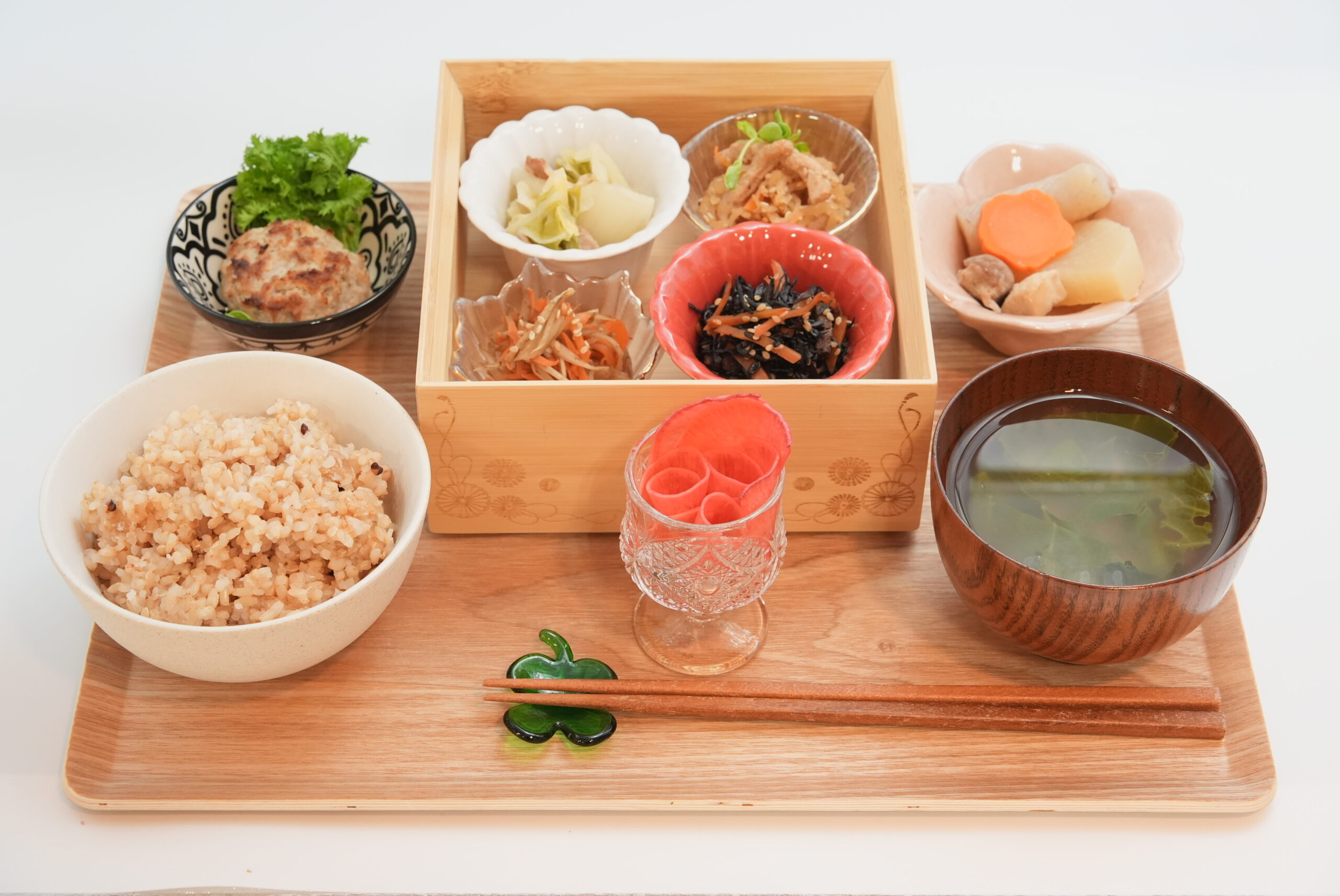 玄米ごはんと季節のおばんざいが並ぶ悟カフェの4抜きランチ
