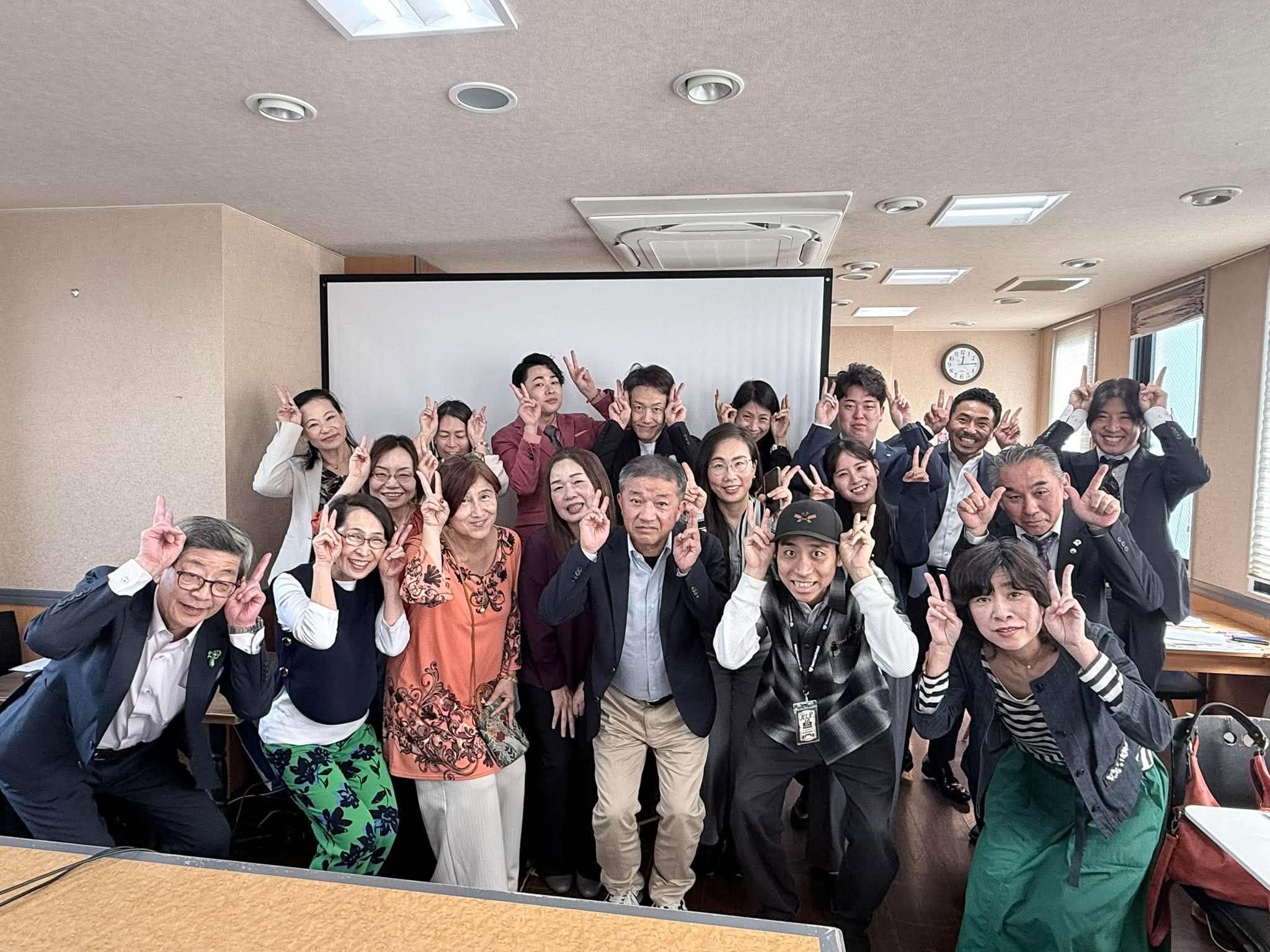 鹿のポーズで記念撮影をする、はじまりの聖地まほろば支部10月例会の参加者