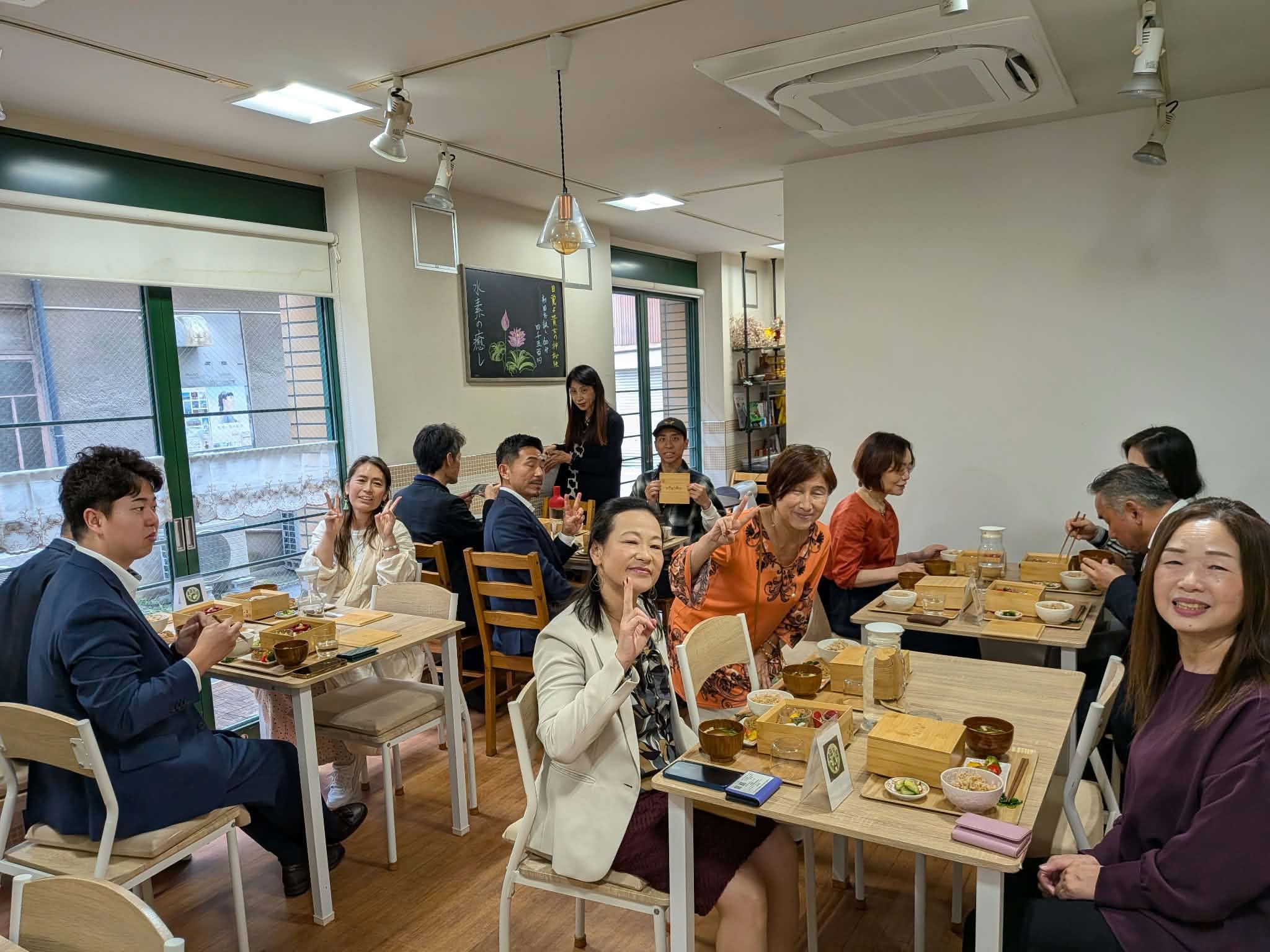 悟カフェで四抜きランチをいただきながら、懇親会を楽しむまほろば支部の参加者